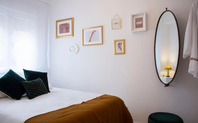 Duerme junto a la Plaza de Toros de Granada.