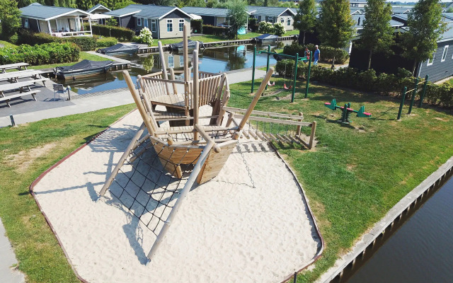 Sunny Giethoorn Cottage