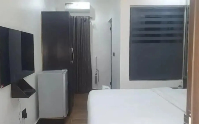 Q Nuts Lounge And Suites