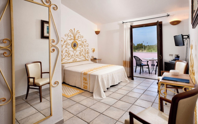 Hotel with swimming pool near Baja Sardinia