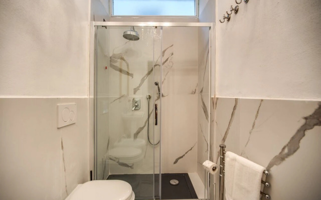 AwesHome White Mirror Apartment&Terrace