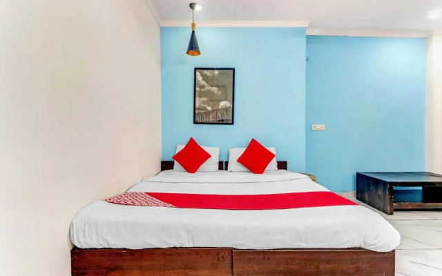 OYO Flagship 70237 Cozy Stay Deluxe