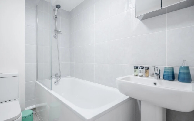 Stunning 2 Bedroom Duplex Apt in Center of Camden