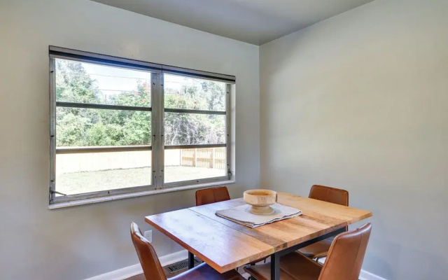 Vibrant Deland House Near Stetson University!