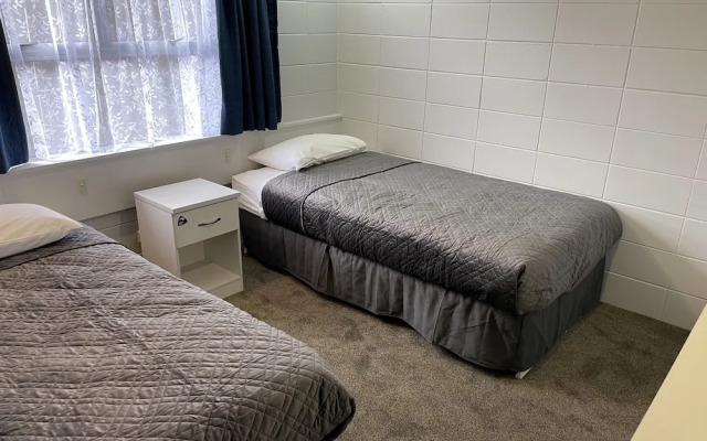 Aaron Court Motel
