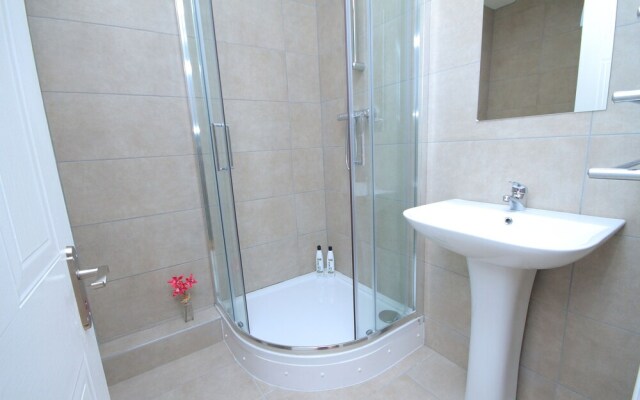 Sir John Rogersons Quay Sleeps 8