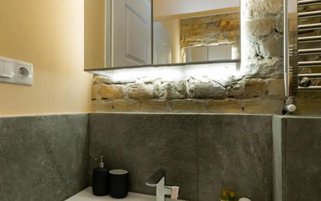 Designer Dream Home In The Absolute Center