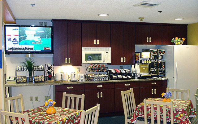 Hometown Inn & Suites Jacksonville - Butler Blvd./Southpoint