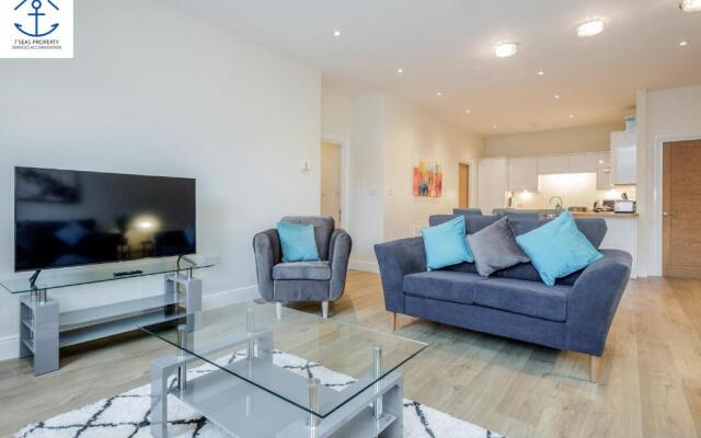 Spacious luxury 2 Bed Apartment by 7 Seas Property Serviced Accommodation Maidenhead with Parking and Wifi