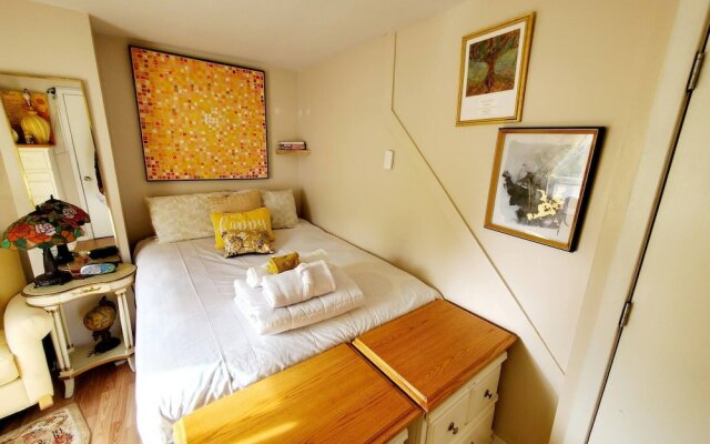 "room in Apartment - Cozy Yellow Queen Bed By Yale U"