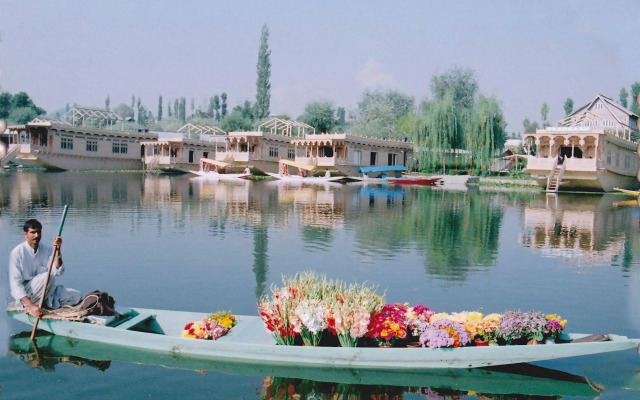 Wangnoo Houseboats