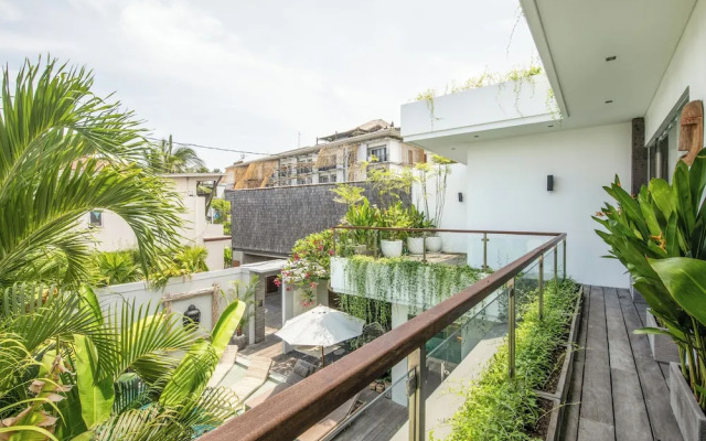 Luxury 4BR Haven, Steps to Canggu's Beach Elegance