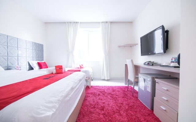 RedDoorz Plus near SECC 2