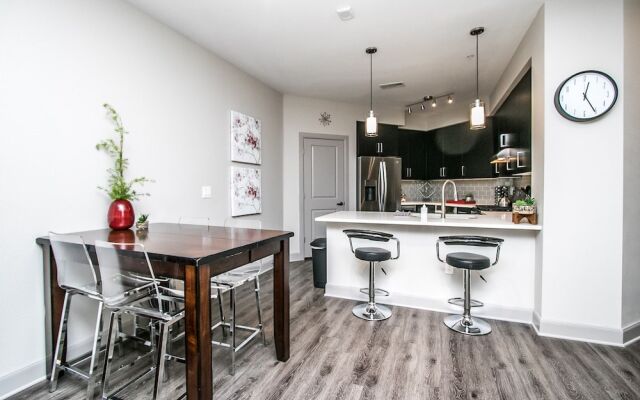 Rooftop Pool-Close 2 Shops-Dining-C4419