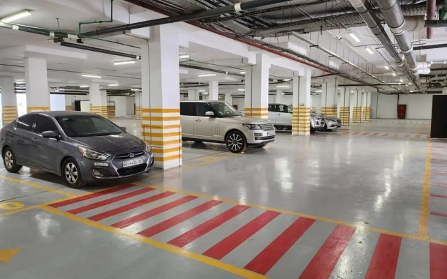 Luxurious & Comfy Gem-5 Star Location-pools, Gym!