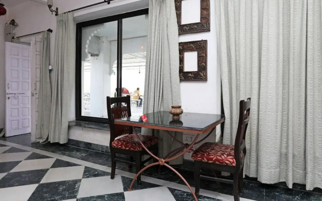 OYO 10206 Home Modern Stay near Fateh Sagar