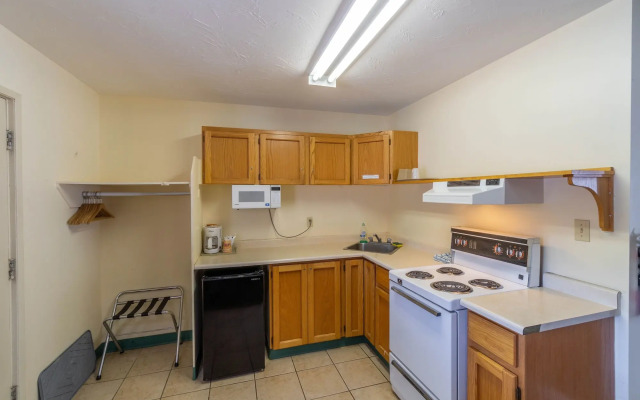 Canadas Best Value Desert Inn & Suites Cache Creek