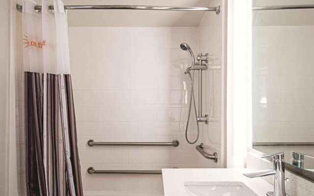 La Quinta Inn & Suites by Wyndham Cincinnati Sharonville