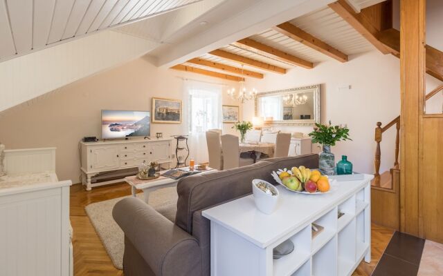 Apartments and rooms Perla