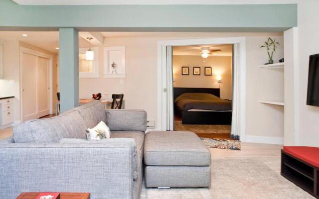 Private NewlyRenovated Br Apt