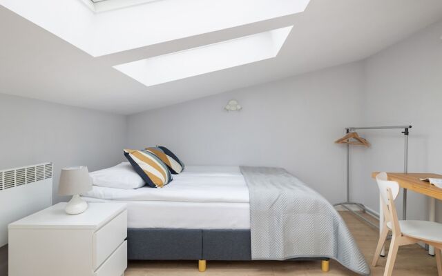 Apartment With 2 Desks by Renters