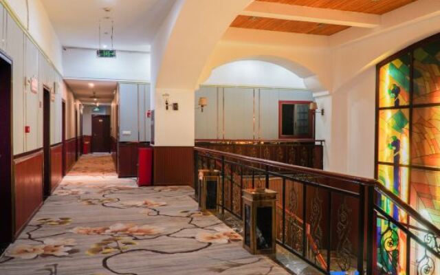 Chongqing Lushan Junwei Business Hotel