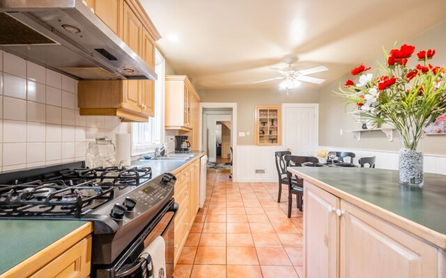 Cozy 5 Bedroom House in Downtown Toronto