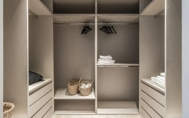 Besalu - 3 Bedrooms and Balcony in Castilla