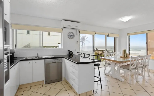 Wake to Waves in Spacious 3-bed Beachfront Unit