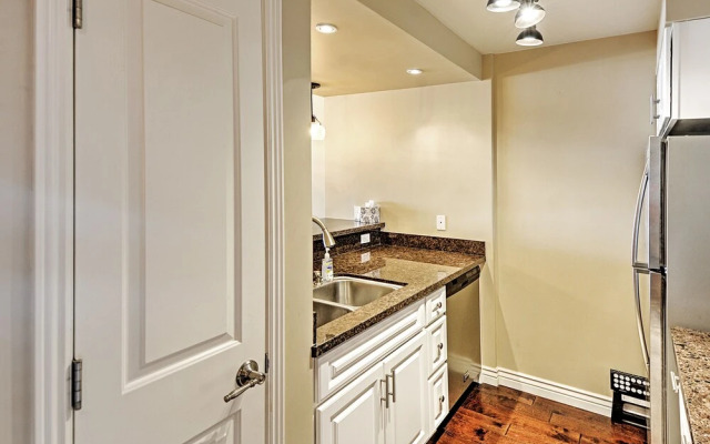 < 1 Mi to Old Town: Modern Condo w/ Balcony