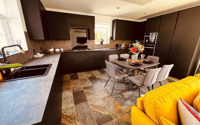 Luxury Adult-only 2-bedroom Bungalow With Hot Tub
