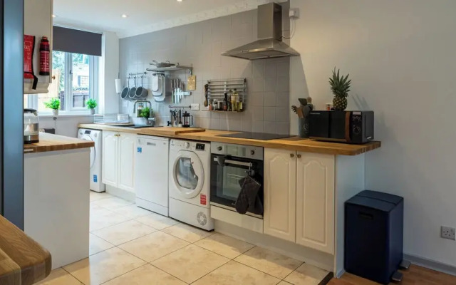 Captivating 3-bed House in London