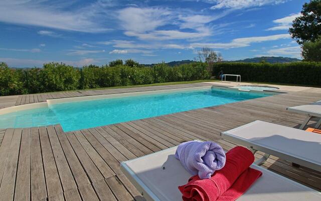 Farmhouse With Swimming Pool in Montelabbate