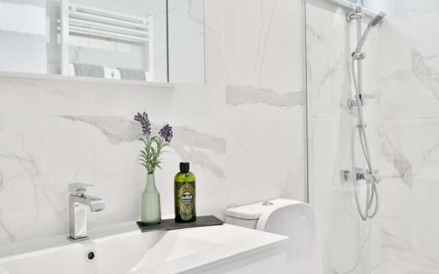 Phaedrus Living Seaview Luxury Marina Court 213