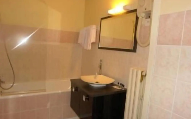 Brit Hotel Nevers 3*
