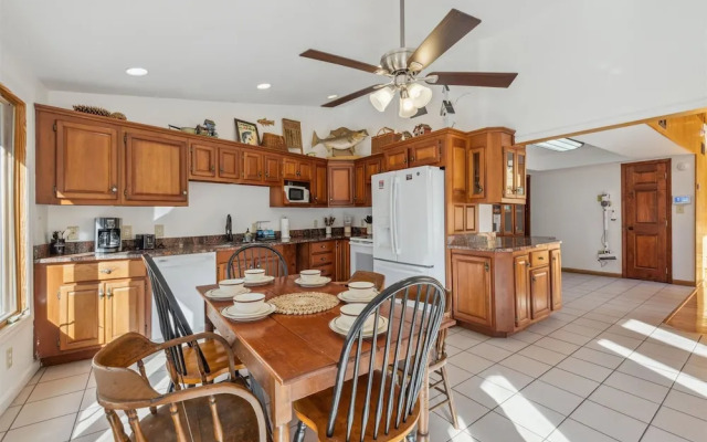 Very Secluded Breathtaking Riverfront Game Room