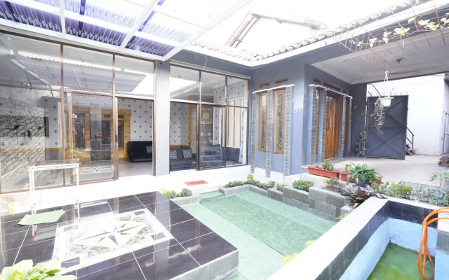 Hotel O 94911 Syariah Anggrek Guest House