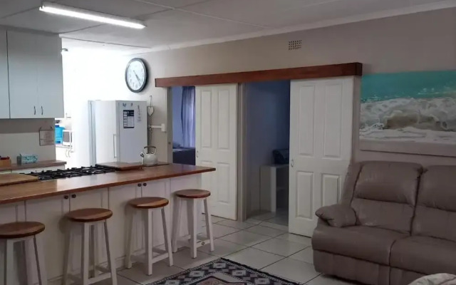 25 ON Main Struisbaai