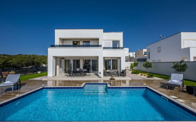 Luxury Villa Horizon with Private Pool