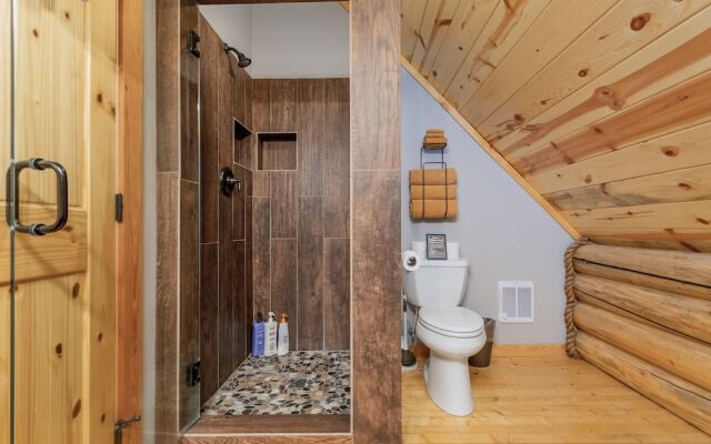 Bearfoot Chalet 3 Bedroom Home by NW Comfy Cabins