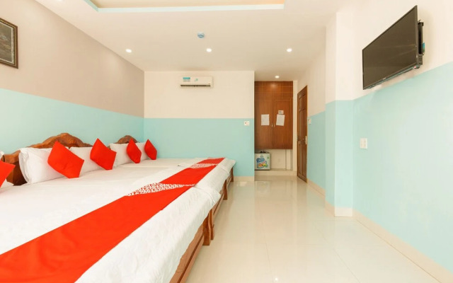 Hoang Truong Hotel by OYO Rooms
