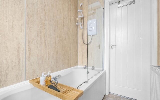 Two Bedroom Apartment by Klass Living Serviced Accommodation Motherwell - Anderson Apartment With WiFi &Parking