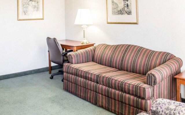 Econo Lodge & Suites