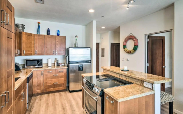 Pool Access, Walk to Beach: Galveston Condo!