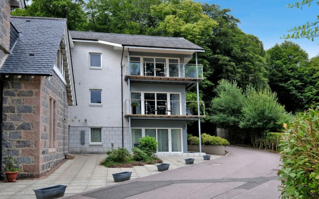 Enchanting Home With Furnished Balcony in Cults, Scotland