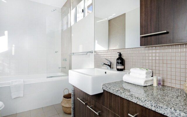 Broabdeach Sleek & Stylish Living