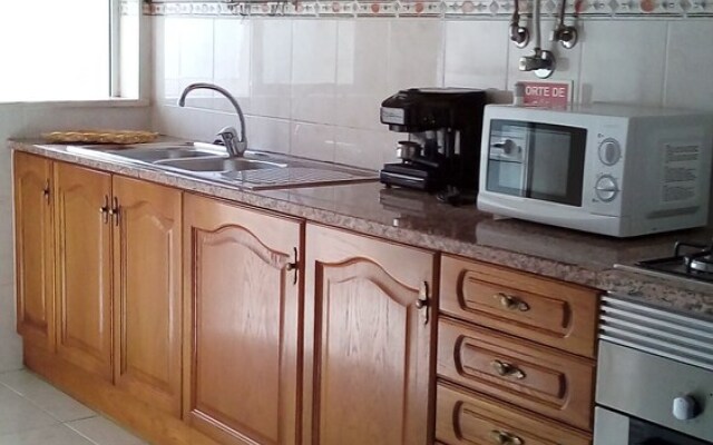 Lovely 4-bed Apartment in Estombar