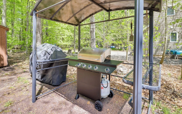 Fire Pit, Kayak & Gas Grill: Pocono Lake Home!