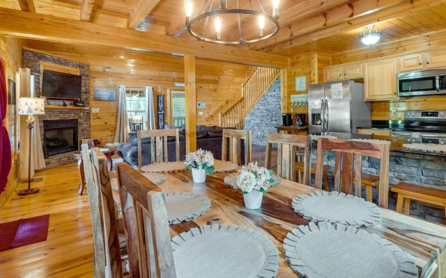 Gatlinburg Getaway: Private Hot Tub & Fireplace!