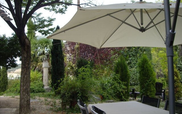 La Casita con jardín frente a la cascada